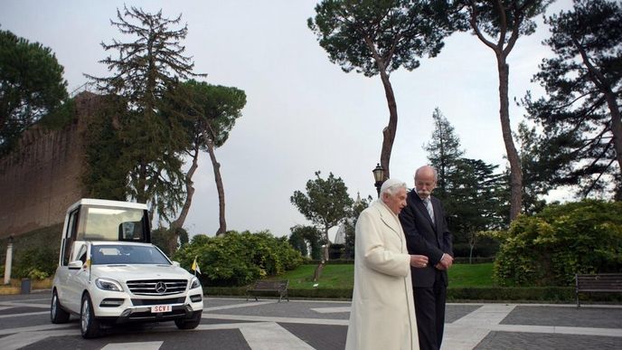 Papež Benedikt XVI. a šéf Daimleru Dieter Zetsche Papež Benedikt XVI. a šéf Daimleru Dieter Zetsche