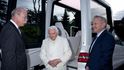 Papež Benedikt XVI. a jeho nový papamobil Papež Benedikt XVI. a jeho nový papamobil