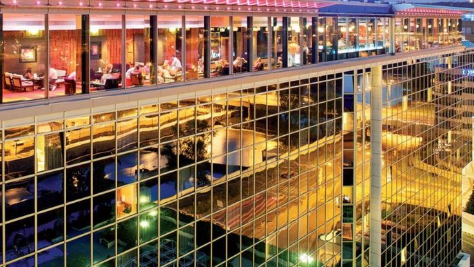 Zážitkem je pro hosty baru Cloud9 na střeše hotelu Hilton Prague jejich Ice Bar. Ovšem jen když mrzne. Zážitkem je pro hosty baru Cloud9 na střeše hotelu Hilton Prague jejich Ice Bar. Ovšem jen když mrzne.