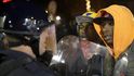 Pokračují protesty ve Fergusonu i dalších městech USA proti rozhodnutí poroty neobvinit policistu z vraždy černošského mladíka. Pokračují protesty ve Fergusonu i dalších městech USA proti rozhodnutí poroty neobvinit policistu z vraždy černošského mladíka.