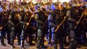 Pokračují protesty ve Fergusonu i dalších městech USA proti rozhodnutí poroty neobvinit policistu z vraždy černošského mladíka. Pokračují protesty ve Fergusonu i dalších městech USA proti rozhodnutí poroty neobvinit policistu z vraždy černošského mladíka.