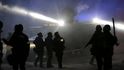 Pokračují protesty ve Fergusonu i dalších městech USA proti rozhodnutí poroty neobvinit policistu z vraždy černošského mladíka. Pokračují protesty ve Fergusonu i dalších městech USA proti rozhodnutí poroty neobvinit policistu z vraždy černošského mladíka.