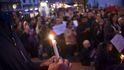 Pokračují protesty ve Fergusonu i dalších městech USA proti rozhodnutí poroty neobvinit policistu z vraždy černošského mladíka. Pokračují protesty ve Fergusonu i dalších městech USA proti rozhodnutí poroty neobvinit policistu z vraždy černošského mladíka.