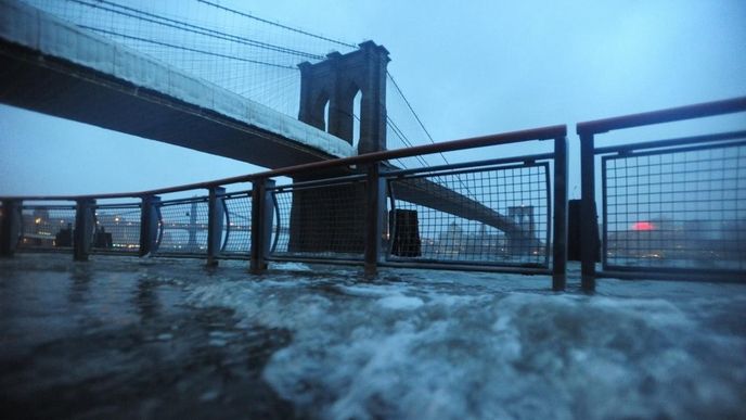 Kvůli Sandy se z břehů vylila i East River Kvůli Sandy se z břehů vylila i East River