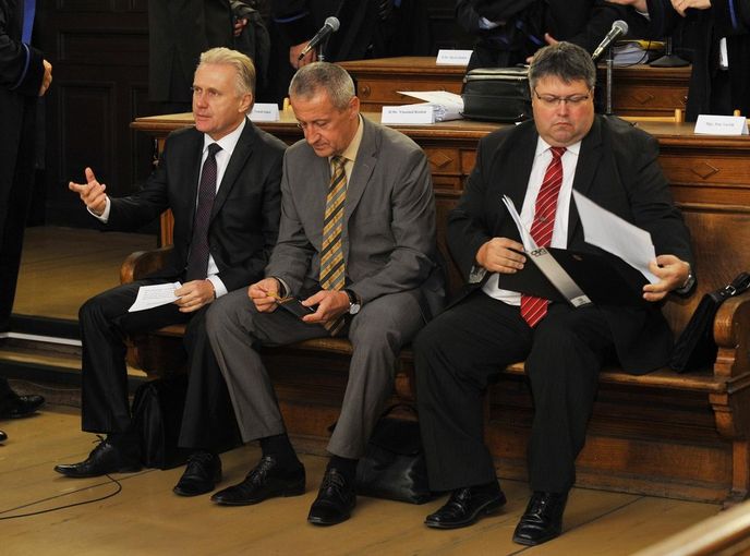 Zleva bývalý přerovský primátor a senátor Jiří Lajtoch z ČSSD, Václav Zatloukal a Josef Kulíšek Zleva bývalý přerovský primátor a senátor Jiří Lajtoch z ČSSD, Václav Zatloukal a Josef Kulíšek