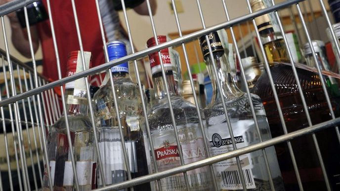 Obchodní řetězce začaly po vyhlášení zákazu tvrdý alkohol z prodeje ihned stahovat. Obchodní řetězce začaly po vyhlášení zákazu tvrdý alkohol z prodeje ihned stahovat.