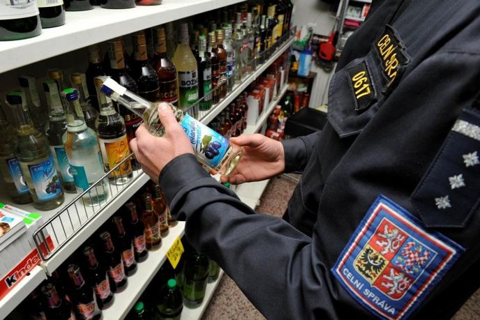 Brněnská městská část Tuřany byla 13. září jedním z míst v Jihomoravském kraji, kde se odehrály kontroly obchodů zaměřené na výskyt nelegálního alkoholu. (ČTK) Brněnská městská část Tuřany byla 13. září jedním z míst v Jihomoravském kraji, kde se odehrály kontroly obchodů zaměřené na výskyt nelegálního alkoholu. (ČTK)