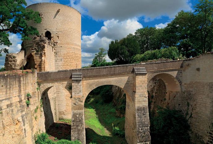 Ve věži Coudray věznili představitele řádu templářů Jacquese de Molay. Ve věži Coudray věznili představitele řádu templářů Jacquese de Molay.