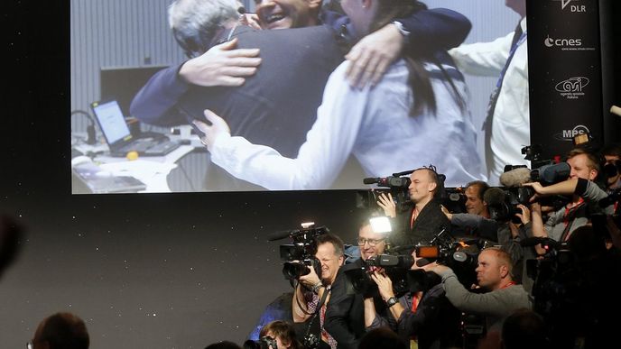 Vědci v řídícím centru v Darmstadtu oslavují úspěšné přistání sondy Philae Vědci v řídícím centru v Darmstadtu oslavují úspěšné přistání sondy Philae
