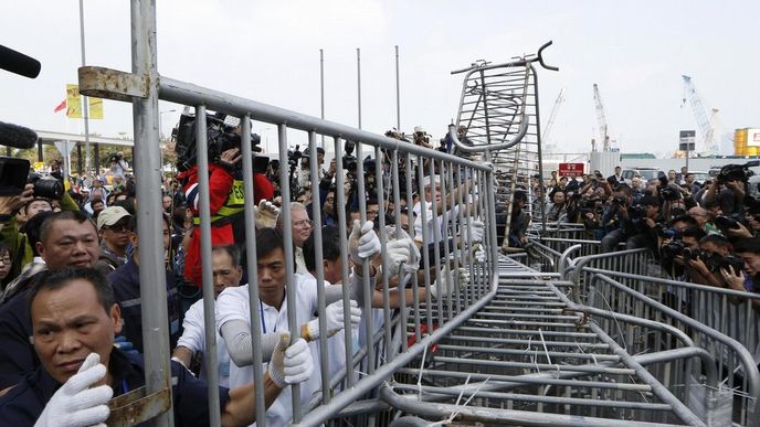 Úřady v Hongkongu odklidily část barikád protestujících (18. listopadu 2014) Úřady v Hongkongu odklidily část barikád protestujících (18. listopadu 2014)