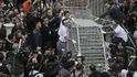Úřady v Hongkongu odklidily část barikád protestujících (18. listopadu 2014) Úřady v Hongkongu odklidily část barikád protestujících (18. listopadu 2014)