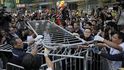 Úřady v Hongkongu odklidily část barikád protestujících (18. listopadu 2014) Úřady v Hongkongu odklidily část barikád protestujících (18. listopadu 2014)