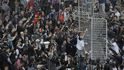 Úřady v Hongkongu odklidily část barikád protestujících (18. listopadu 2014) Úřady v Hongkongu odklidily část barikád protestujících (18. listopadu 2014)