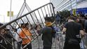 Úřady v Hongkongu odklidily část barikád protestujících (18. listopadu 2014) Úřady v Hongkongu odklidily část barikád protestujících (18. listopadu 2014)