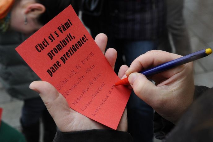 Demonstrace proti Milošovi Zemanovi v Brně - protestující nosili červené karty jako symbol prezidentových faulů Demonstrace proti Milošovi Zemanovi v Brně - protestující nosili červené karty jako symbol prezidentových faulů