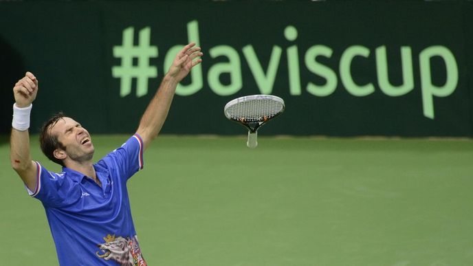 Radek Štěpánek slaví výhru nad Španělem Nicolásem Almagrem a zisk Davis Cupu Radek Štěpánek slaví výhru nad Španělem Nicolásem Almagrem a zisk Davis Cupu