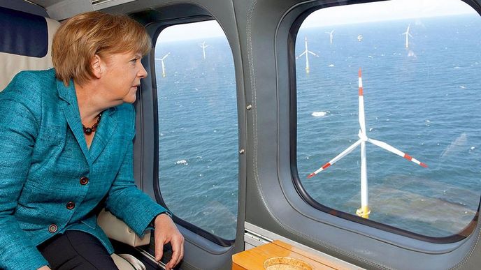 Německá kancléřka Angela Merkelová při přeletu nad větrnou farmou Německá kancléřka Angela Merkelová při přeletu nad větrnou farmou