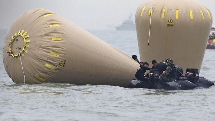 Jihokorejský trajekt Sewol zmizel pod hladinou, místo jeho potopení nyní označují bóje Jihokorejský trajekt Sewol zmizel pod hladinou, místo jeho potopení nyní označují bóje
