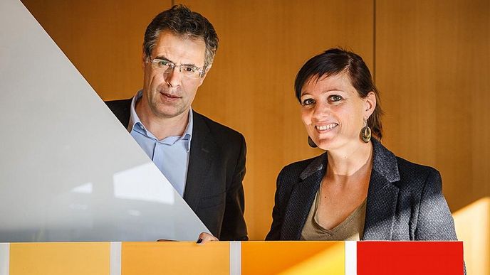 Konec modré. To jsou skutečně barevné solární panely, přesvědčují profesor Christophe Ballif a jeho kolegyně z centra CSEM Laure-Emmanuelle Perretová Konec modré. To jsou skutečně barevné solární panely, přesvědčují profesor Christophe Ballif a jeho kolegyně z centra CSEM Laure-Emmanuelle Perretová