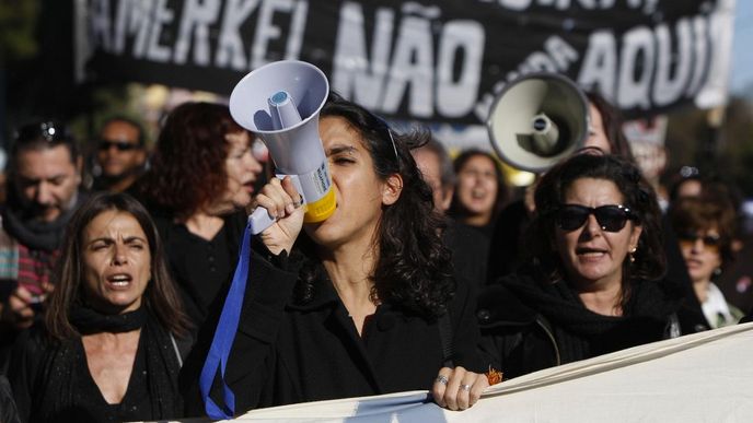 Na Facebooku organizátoři akce K čertu s trojkou vyzývali, aby svou nevoli dali najevo účastí na demonstraci Na Facebooku organizátoři akce K čertu s trojkou vyzývali, aby svou nevoli dali najevo účastí na demonstraci
