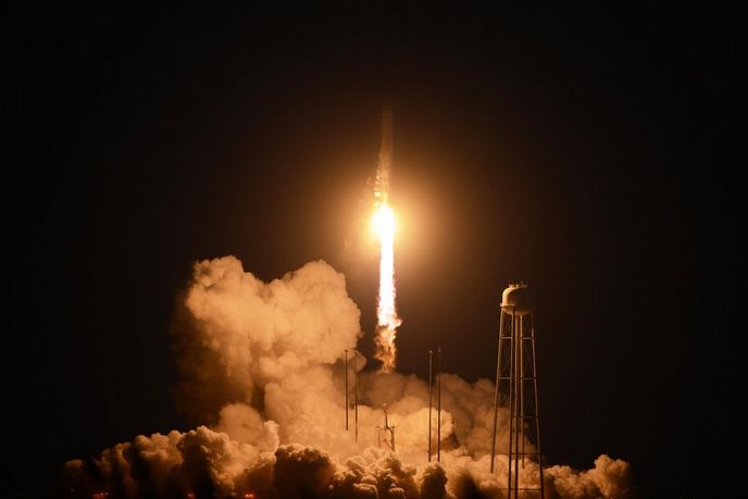 Raketa Antares těsně před explozí Raketa Antares těsně před explozí