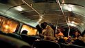 Starý americký autobus veze muže na jejich pravidelnou šichtu. Starý americký autobus veze muže na jejich pravidelnou šichtu.