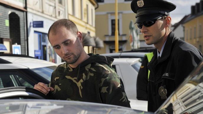 Na prezidenta Václava Klause 28. září v Chrastavě na Liberecku vystřelil muž (na snímku vlevo) z plastové pistole. Policie střelce zadržela, prezident přečkal incident bez újmy. Na prezidenta Václava Klause 28. září v Chrastavě na Liberecku vystřelil muž (na snímku vlevo) z plastové pistole. Policie střelce zadržela, prezident přečkal incident bez újmy.