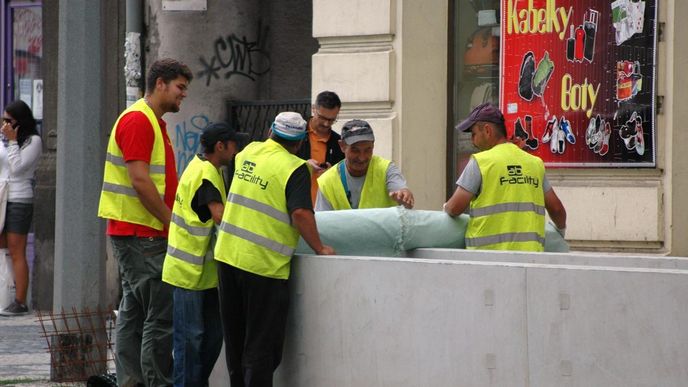 Truhlíky na Praze 5 se po několika měsících, kdy zely prázdnotou, naplní hlínou Truhlíky na Praze 5 se po několika měsících, kdy zely prázdnotou, naplní hlínou