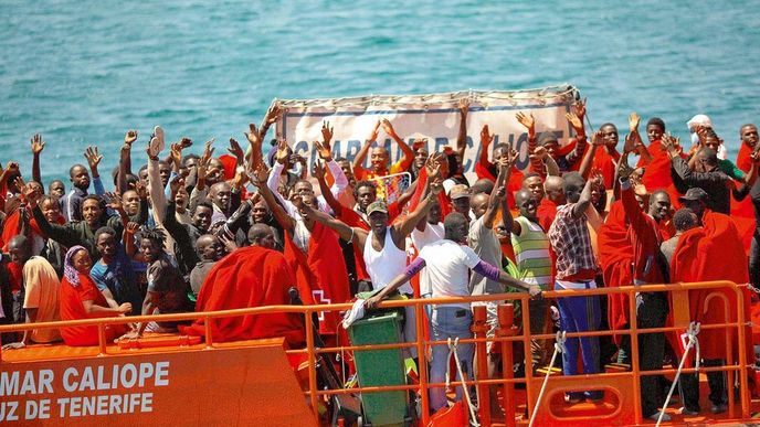 Afričtí uprchlíci na záchranné lodi mávají rybářům
cestou do španělského přístavu Tarifa Afričtí uprchlíci na záchranné lodi mávají rybářům
cestou do španělského přístavu Tarifa