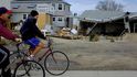 Podle záchranářů počet mrtvých dosahuje 98 a brzy překročí stovku. Jen v New Yorku zemřelo čtyřicet lidí, z toho polovina na Staten Islandu. (Foto Profimedia) Podle záchranářů počet mrtvých dosahuje 98 a brzy překročí stovku. Jen v New Yorku zemřelo čtyřicet lidí, z toho polovina na Staten Islandu. (Foto Profimedia)