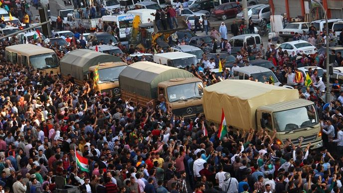 Do syrského města Kobani přijely první kurdské posily z Iráku Do syrského města Kobani přijely první kurdské posily z Iráku