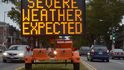 Vedení americké meteorologické služby má pro obyvatele východní třetiny USA jednoduchý vzkaz: Berte hurikán vážně a kliďte se mu z cesty. Čekají se záplavy, výpadky proudu, poničené budovy, metrové závěje. Vedení americké meteorologické služby má pro obyvatele východní třetiny USA jednoduchý vzkaz: Berte hurikán vážně a kliďte se mu z cesty. Čekají se záplavy, výpadky proudu, poničené budovy, metrové závěje.