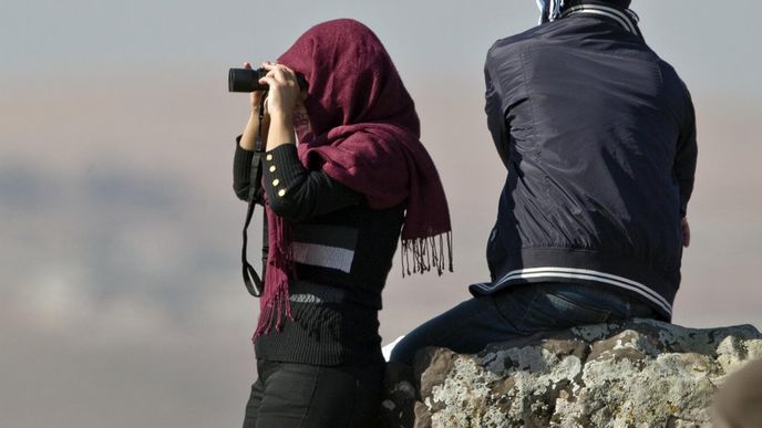 Lidé pozorují boje v syrském Kobani z turecké strany hranice Lidé pozorují boje v syrském Kobani z turecké strany hranice
