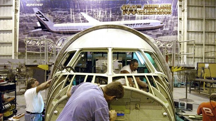 Pracovníci Boeingu při výrobě kokpitu letadla 777. Pracovníci Boeingu při výrobě kokpitu letadla 777.