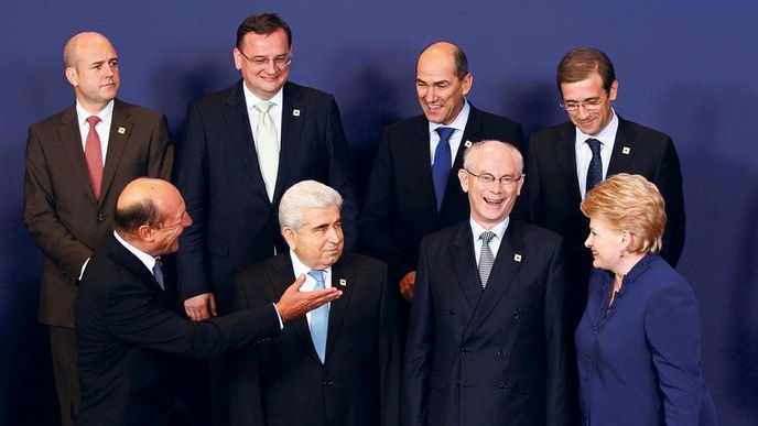 Na čtvrteční skupinový snímek ze zahájení Evropské rady se chystají s Petrem Nečasem stálý předseda Rady EU Herman Van Rompuy (vpředu druhý zprava), švédský premiér Fredrik Reinfeldt (vzadu první zleva) či slovinský kolega Janez Janša (třetí zleva). Na čtvrteční skupinový snímek ze zahájení Evropské rady se chystají s Petrem Nečasem stálý předseda Rady EU Herman Van Rompuy (vpředu druhý zprava), švédský premiér Fredrik Reinfeldt (vzadu první zleva) či slovinský kolega Janez Janša (třetí zleva).