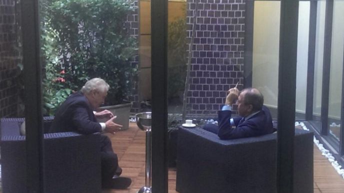 Český prezident Miloš Zeman na okraj evropsko-asijského summitu v Miláně sešel s ruským ministrem zahraničí Sergejem Lavrovem Český prezident Miloš Zeman na okraj evropsko-asijského summitu v Miláně sešel s ruským ministrem zahraničí Sergejem Lavrovem