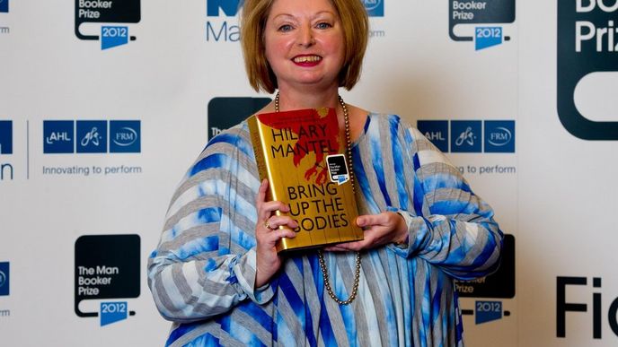 Hilary Mantelová získala jako první žena Man Bookerovu cenu podruhé v životě. Hilary Mantelová získala jako první žena Man Bookerovu cenu podruhé v životě.