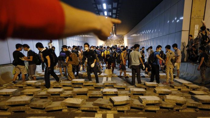 Demonstranti v Hongkongu blokovali podjezd. Policie proti nim zasáhla (foto ze 14. října 2014) Demonstranti v Hongkongu blokovali podjezd. Policie proti nim zasáhla (foto ze 14. října 2014)