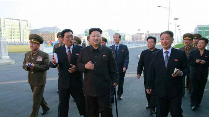 Kim Čong-un se, vybavený holí, po dlouhé době objevil na snímcích oficiálního severokorejského deníku Rodong Sinmun Kim Čong-un se, vybavený holí, po dlouhé době objevil na snímcích oficiálního severokorejského deníku Rodong Sinmun