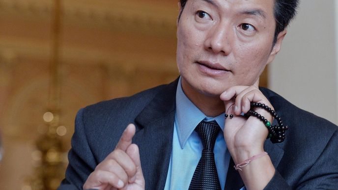 Ať má Česko dobré vztahy s Čínou, nemělo by ale prodávat své hodnoty. V rozhovoru pro ČTK to 13. října na konferenci Forum 2000 řekl tibetský exilový premiér Lozang Sanggjä (na snímku). Ať má Česko dobré vztahy s Čínou, nemělo by ale prodávat své hodnoty. V rozhovoru pro ČTK to 13. října na konferenci Forum 2000 řekl tibetský exilový premiér Lozang Sanggjä (na snímku).