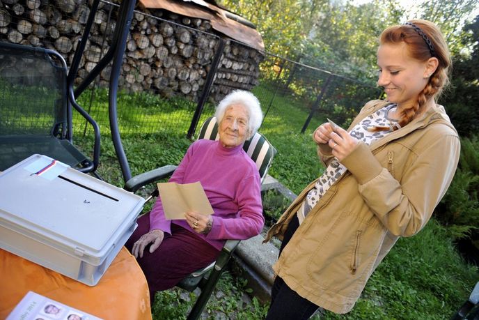 Nejstarší občanka ČR, 109letá Vlastimila Češková z Jarcové na Vsetínsku, odevzdala 11. října doma na zahradě svůj hlas v komunálních volbách. Vpravo na snímku členka volební komise kontroluje občanský průkaz paní Češkové. Nejstarší občanka ČR, 109letá Vlastimila Češková z Jarcové na Vsetínsku, odevzdala 11. října doma na zahradě svůj hlas v komunálních volbách. Vpravo na snímku členka volební komise kontroluje občanský průkaz paní Češkové.