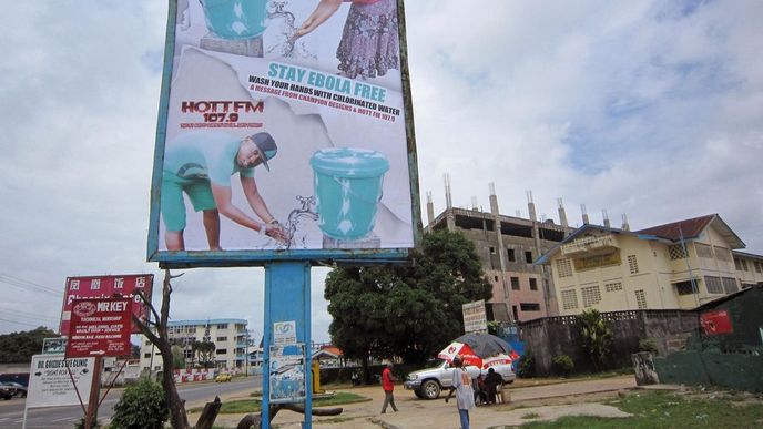 Billboard, který upozorňuje obyvatele Libérie, aby důsledně dodržovali hygienu Billboard, který upozorňuje obyvatele Libérie, aby důsledně dodržovali hygienu