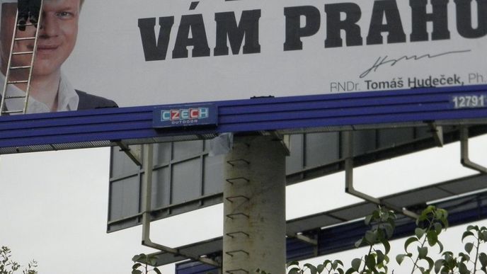 Svaz provozovatelů venkovní reklamy odlepuje primátora z poutače Svaz provozovatelů venkovní reklamy odlepuje primátora z poutače