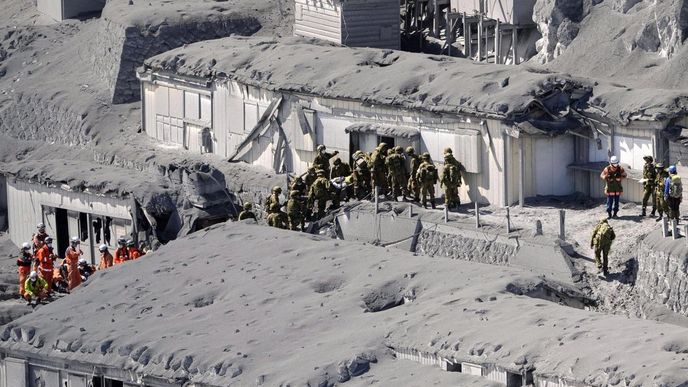 Japonské domy v okolí Ontake pokryté sopečným prachem Japonské domy v okolí Ontake pokryté sopečným prachem