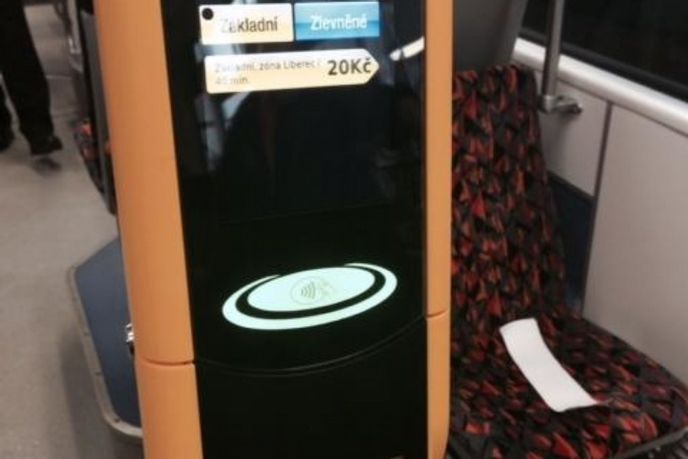 Liberec má první bezkontaktní platební terminál na jízdenky v tramvaji v ČR Liberec má první bezkontaktní platební terminál na jízdenky v tramvaji v ČR