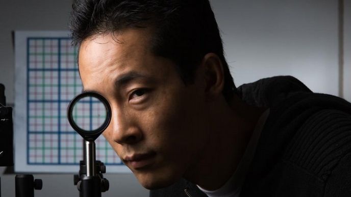 Joseph Choi demonstruje optický "maskovací" přístroj v praxi Joseph Choi demonstruje optický "maskovací" přístroj v praxi
