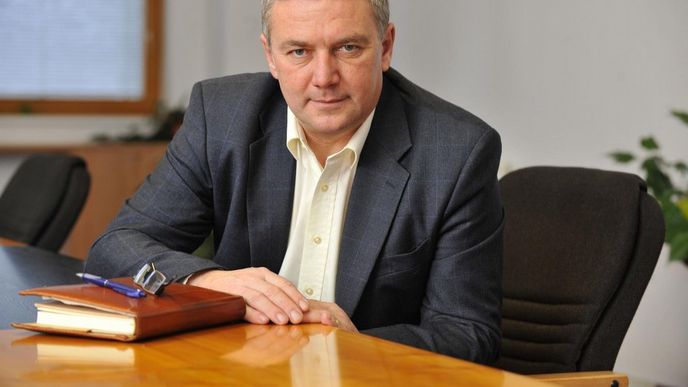 Ministr dopravy Antonín Prachař dosud působil jako ředitel akciové společnosti Omega Servis Holding z Želatovic na Přerovsku, která se zabývá přepravou chemikálií a sypkých materiálů po silnici i železnici. Ministr dopravy Antonín Prachař dosud působil jako ředitel akciové společnosti Omega Servis Holding z Želatovic na Přerovsku, která se zabývá přepravou chemikálií a sypkých materiálů po silnici i železnici.