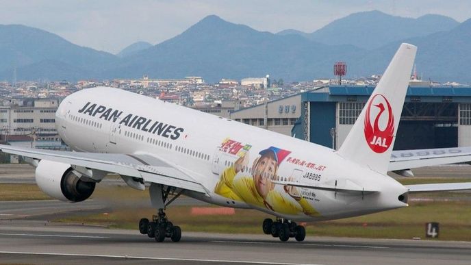 Boeing 777 Japan Airlines opouští letiště v Osace Boeing 777 Japan Airlines opouští letiště v Osace