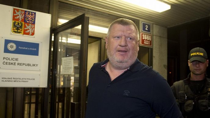 Lobbista Ivo Rittig (na snímku) obviněný v kauze tunelování firmy Oleo Chemical byl propuštěn 27. září na svobodu. Celkem má být propuštěno pět z deseti obviněných, ale u jednoho z nich žádá státní zástupce odebrání pasu. Pro zbylých pět lidí navrhlo pražské vrchní státní zastupitelství vazbu. Lobbista Ivo Rittig (na snímku) obviněný v kauze tunelování firmy Oleo Chemical byl propuštěn 27. září na svobodu. Celkem má být propuštěno pět z deseti obviněných, ale u jednoho z nich žádá státní zástupce odebrání pasu. Pro zbylých pět lidí navrhlo pražské vrchní státní zastupitelství vazbu.