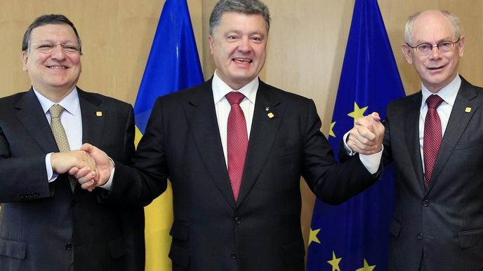 Ukrajinský prezident Petro Porošenko (uprostřed) s předsedou Evropské komise José Manuelem Barrosem (vlevo) a unijním prezidentem Hermanem Van Rompuyem při podpisu asociační dohody Ukrajinský prezident Petro Porošenko (uprostřed) s předsedou Evropské komise José Manuelem Barrosem (vlevo) a unijním prezidentem Hermanem Van Rompuyem při podpisu asociační dohody